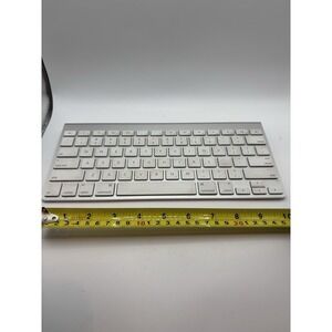 Apple Wireless Keyboard A1314 Bluetooth Aluminum Keyboard Power Light Comes On
